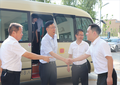 省政協(xié)副主席魏增軍一行青創(chuàng)協(xié)會(huì)委員工作室調(diào)研指導(dǎo)工作。安康市政協(xié)主席周建功、安康市委常委、副市長(zhǎng)陳暉陪同調(diào)研